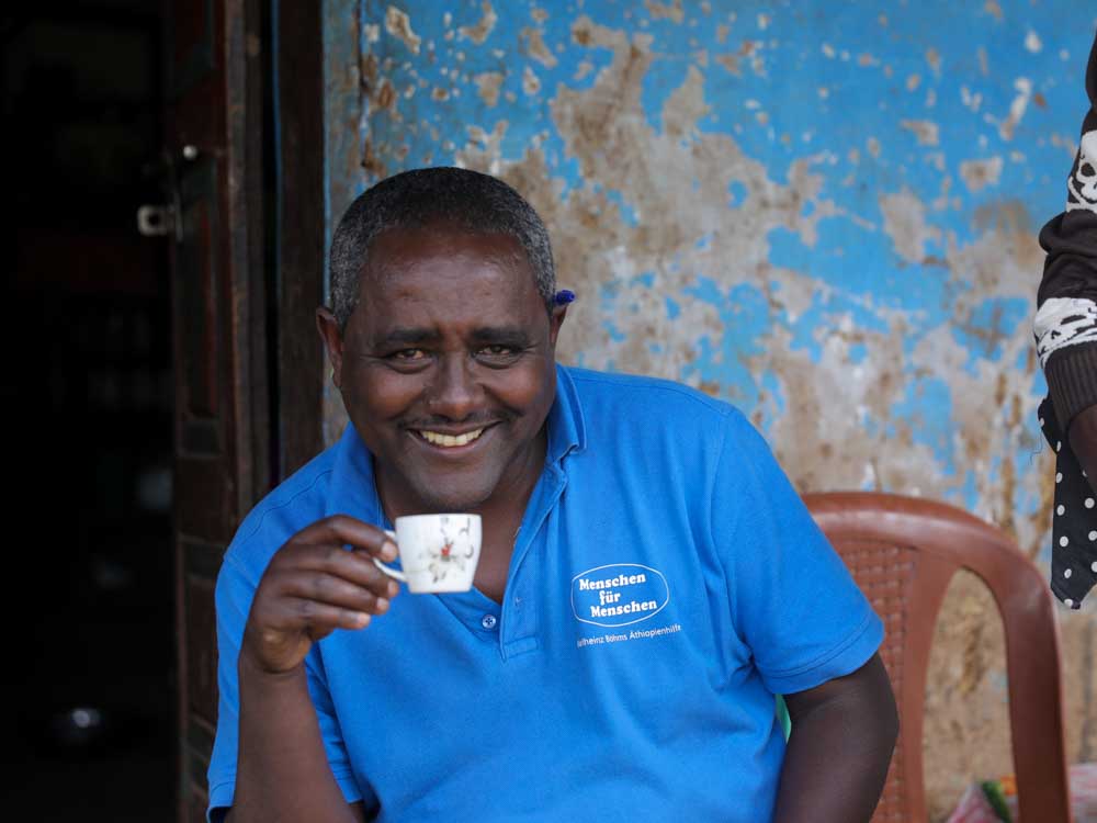 Kaffee wird von äthiopischen Mitarbeiter von Menschen für Menschen getrunken