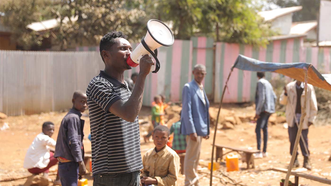 Mann in Äthiopien am Marktplatz mit Megaphon