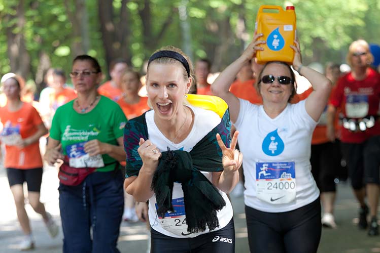 Frauen laufen einen Marathon zu wohltätigem Zweck