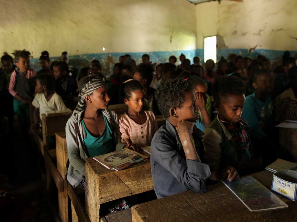 Kinder in einer dunklen äthiopischen Schule konzentrieren sich