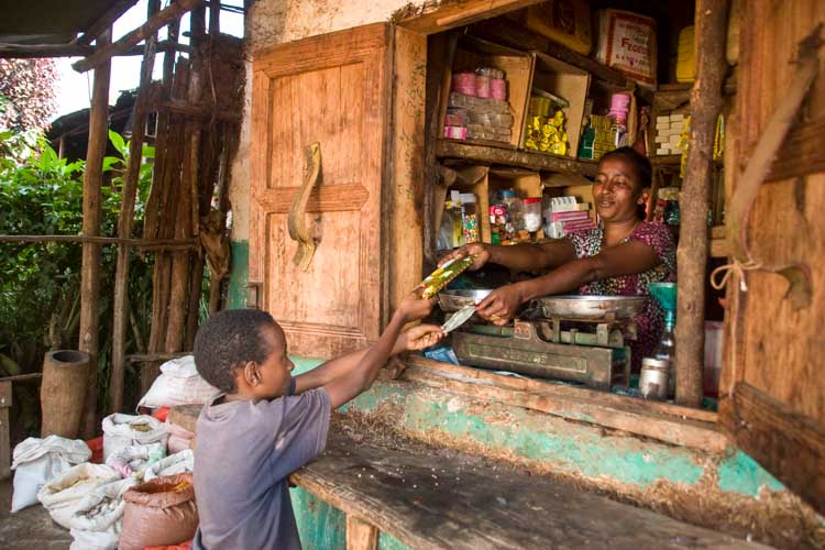 Junge kauft Süßigkeit in einem Laden in Äthiopien