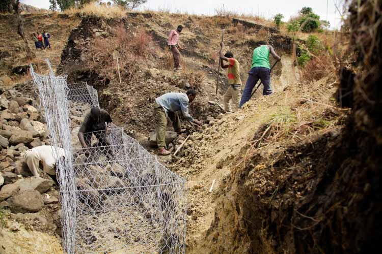 Männer in Äthiopien arbeiten in einem Erosionsgraben