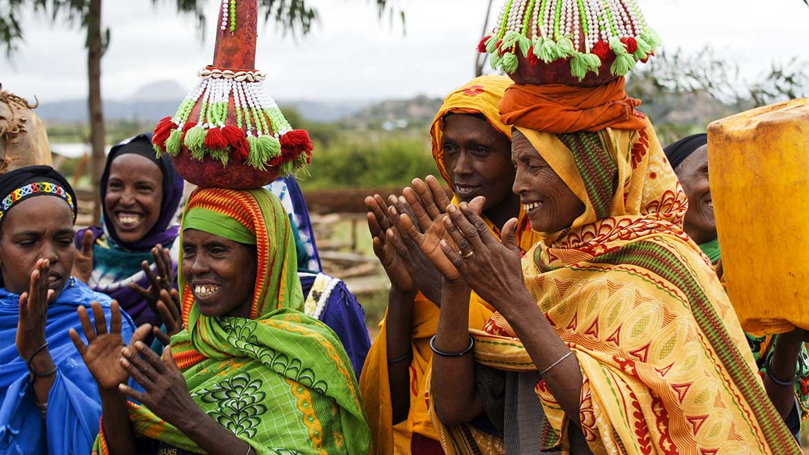 Feiernde Frauen in Äthiopien klatschen