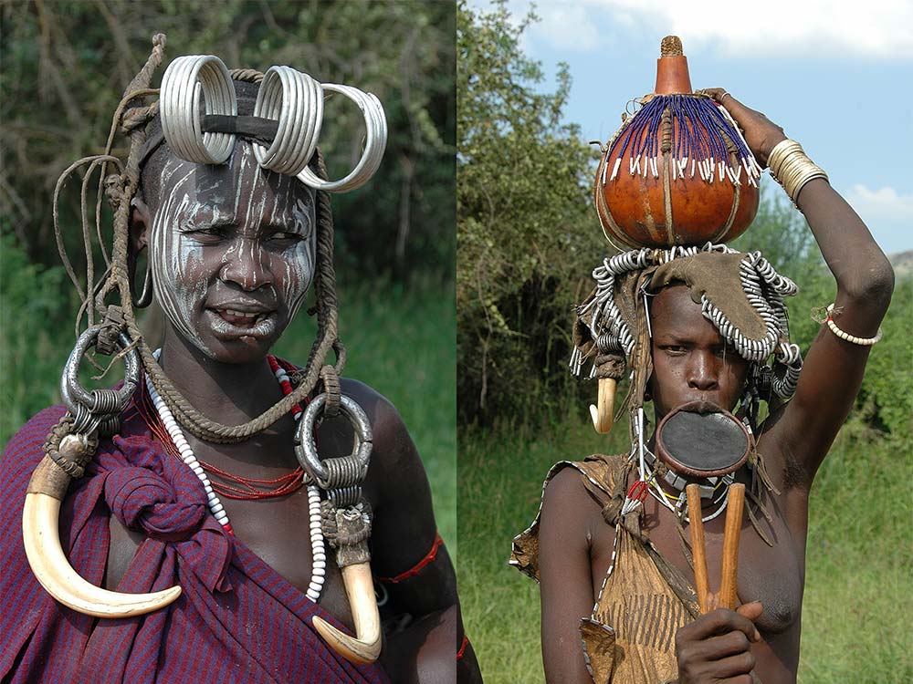 Zwei traditionell geschmückte Frauen in Äthiopien