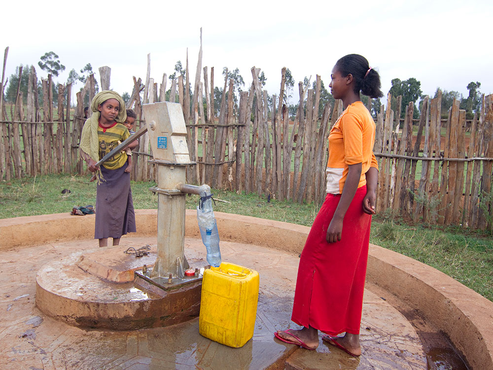 Zwei Mädchen holen Wasser.