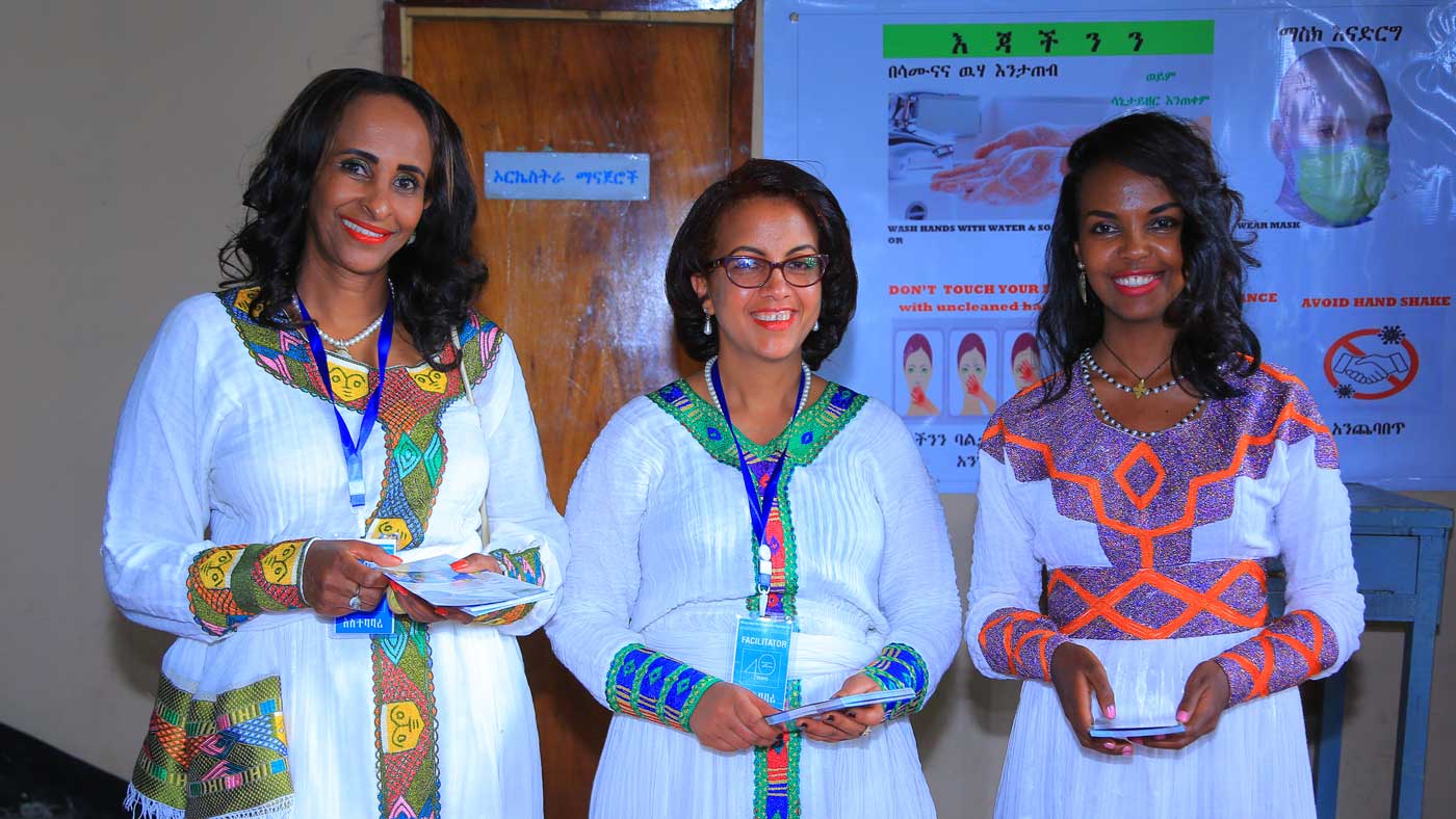 drei Frauen als Begrüßungskomitee bei der 40-Jahre-Feier für Menschen für Menschen in Addis Abeba Äthiopien