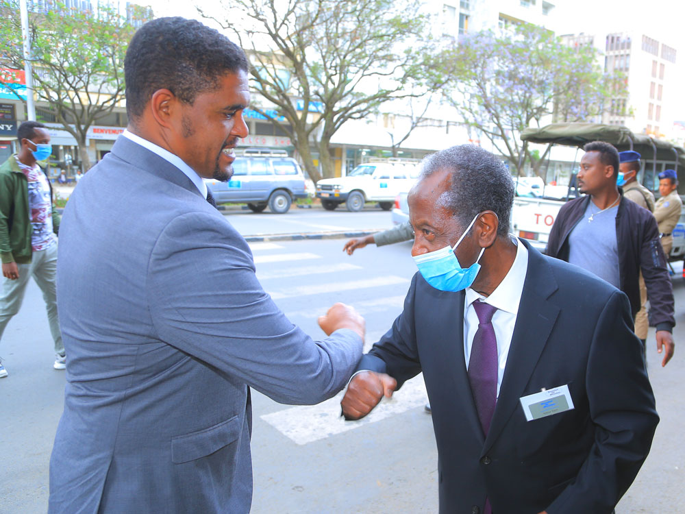 Landesrepräsentant von Menschen für Menschen, Yilma Taye begrüßt Shimelis Abdisa – seines Zeichens Präsident der Regionalregierung Oromias. 