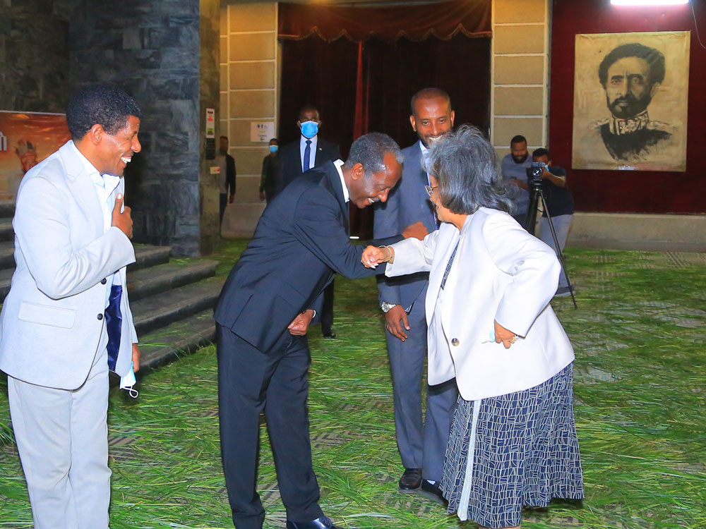 Landesrepräsentant von Menschen für Menschen, Yilma Taye begrüßt die äthiopische Präsidentin Sahle-Work Zewde