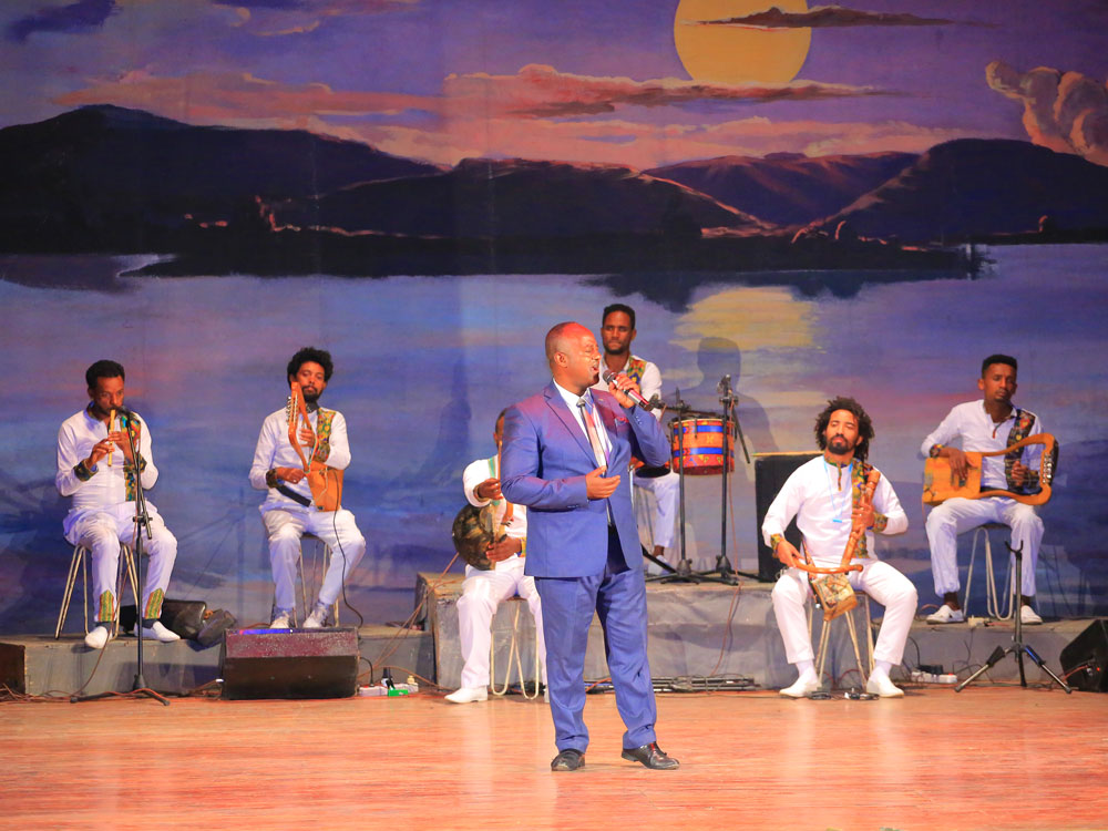Äthiopische Musiker und ein Sänger auf einer Bühne