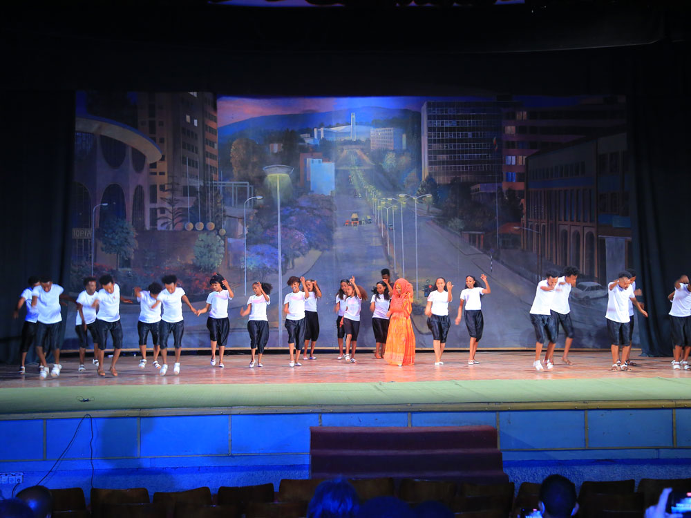 Performance-Künstler und -Künstlerinnen bei einer Aufführung im National Theater in Addis Abeba