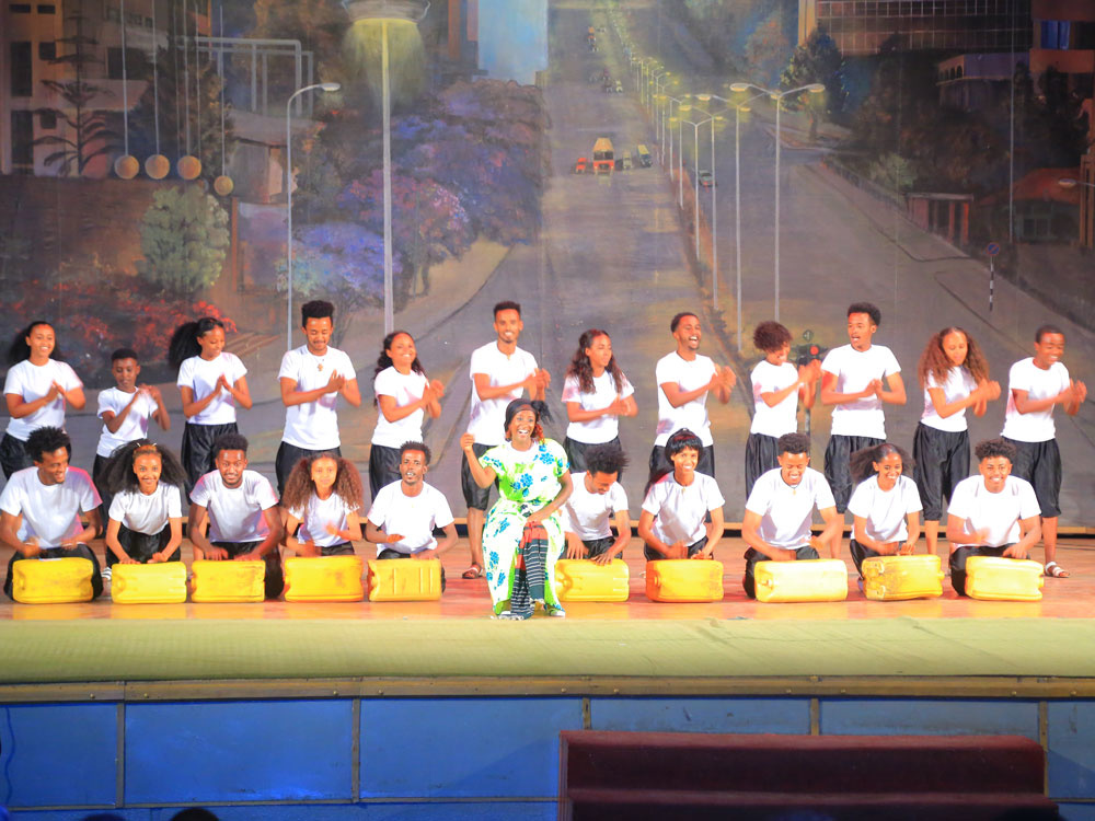 Performance-Künstler und -Künstlerinnen bei einer Aufführung im National Theater in Addis Abeba