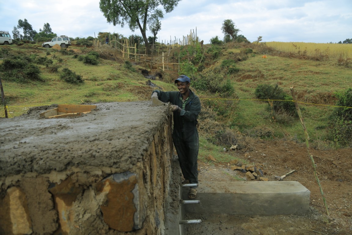 Ein Mann lässt eine Entnahmestelle entstehen, wo künftig Kanister mit sauberem und gesundem Wasser befüllt werden können