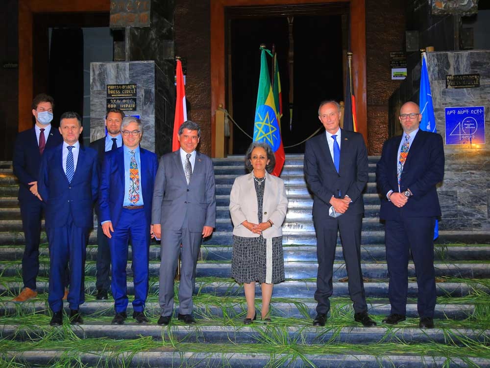 Menschengruppe mit Präsidentin Sahle Work-Zewde vor dem Eingang des National Theatre in Addis Abeba