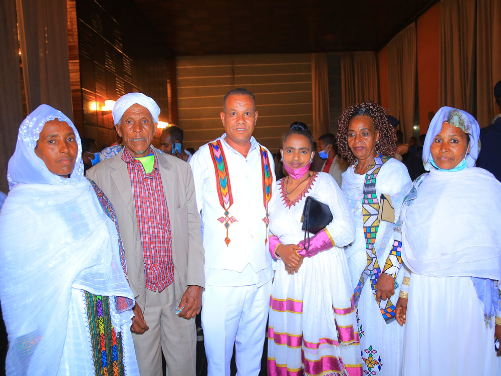 Menschengruppe teils in äthiopischer Tracht bei einer Veranstaltung