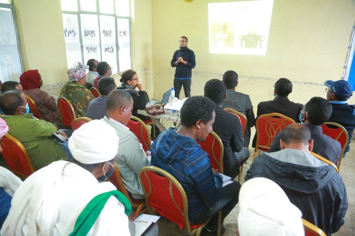 Dr. Elias Gebru bei einem Vortrag in einem Seminarraum