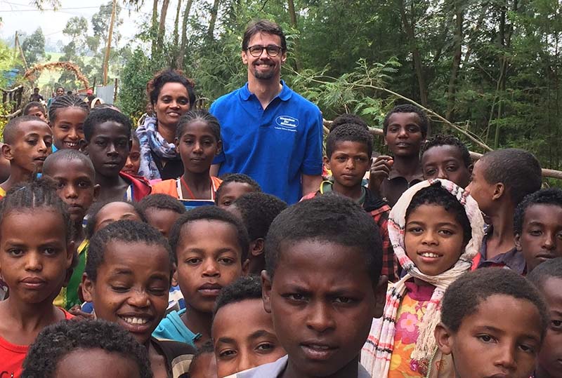 Thomas Dalfen umringt von Kindern in Äthiopien