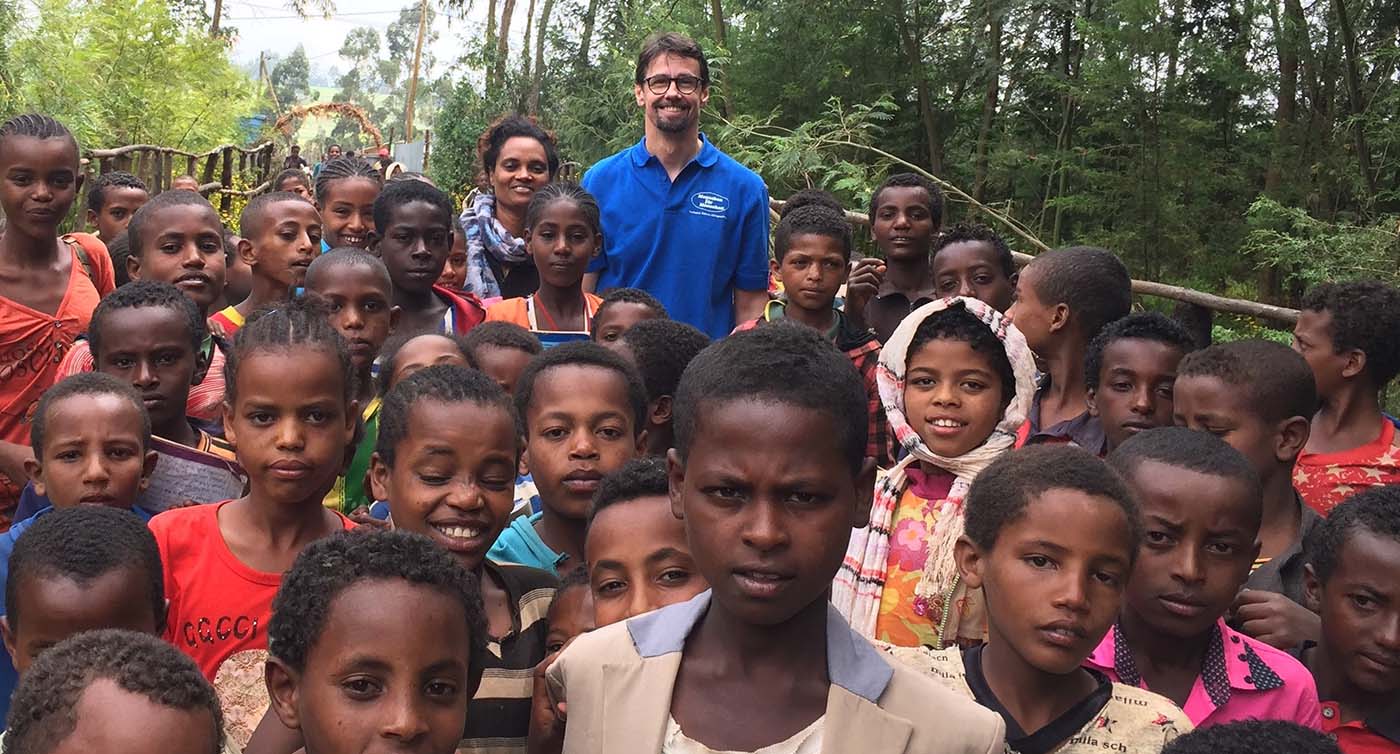 Thomas Dalfen umringt von Kindern in Äthiopien