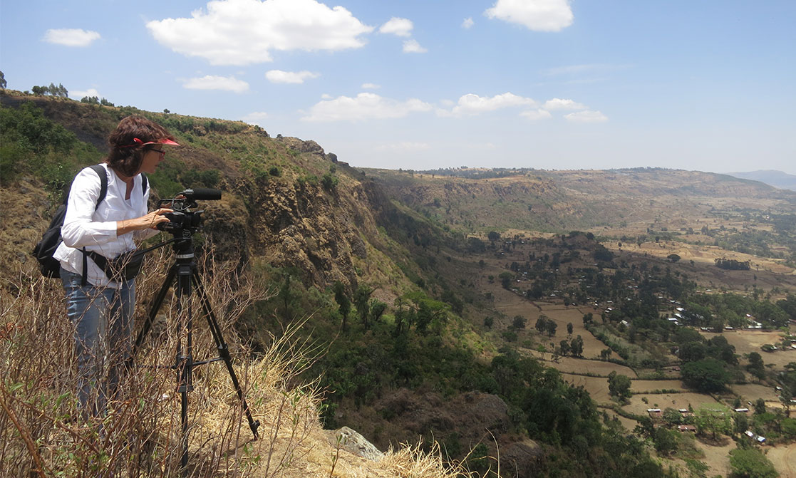 Fotograf in einer äthiopischen Landschaft