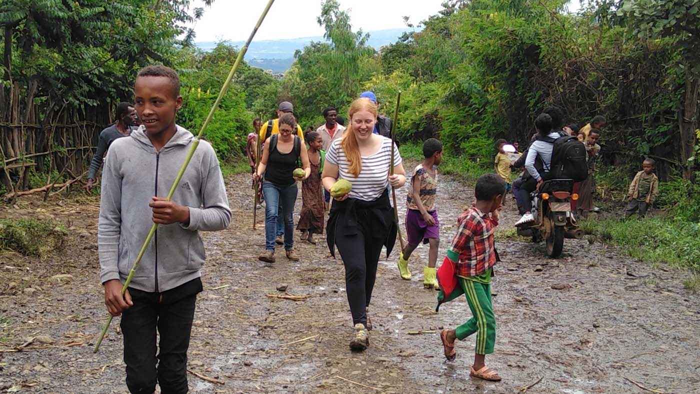 Magdalena Resch umringt von Kindern in Äthiopien