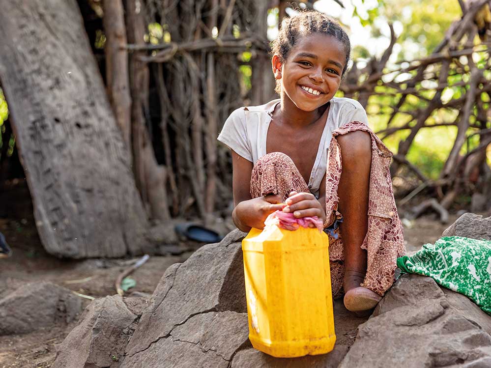Äthiopisches Mädchen mit Wasserkanister
