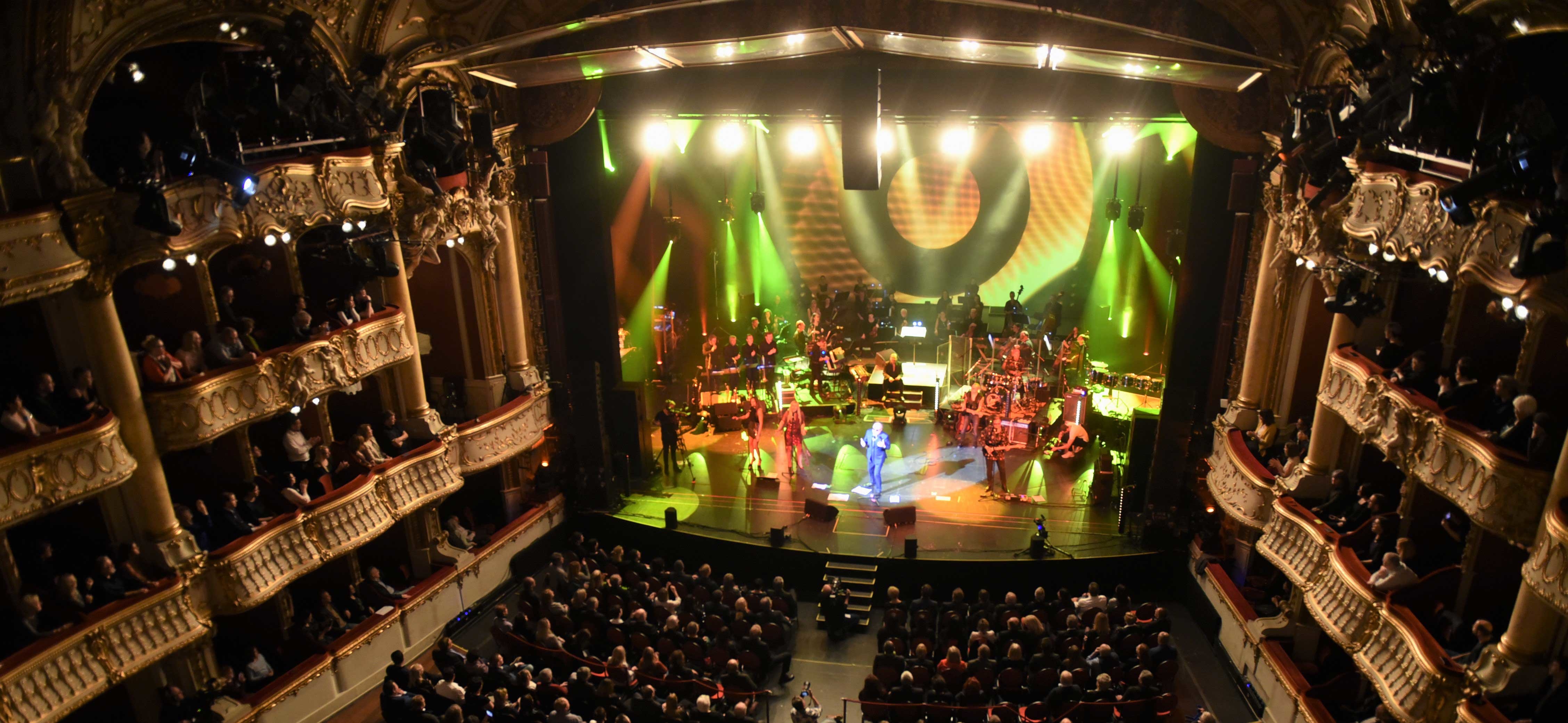 Blick auf die Bühne der Grazer Oper während dem Konzert von Opus