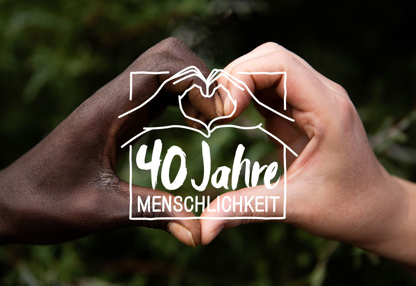 2 Hände formen ein Herz und darauf das 40 Jahre Jubiläums Logo von Menschen für Menschen