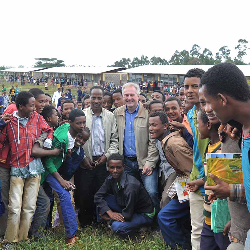 Siegfried Schachl umringt von äthiopischen Schülern