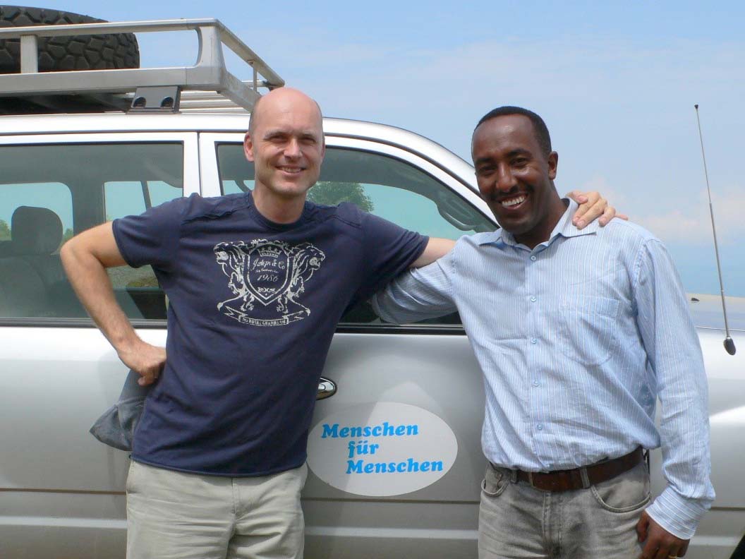 Michi Vatter Arm in Arm mit äthiopischen Kollegen