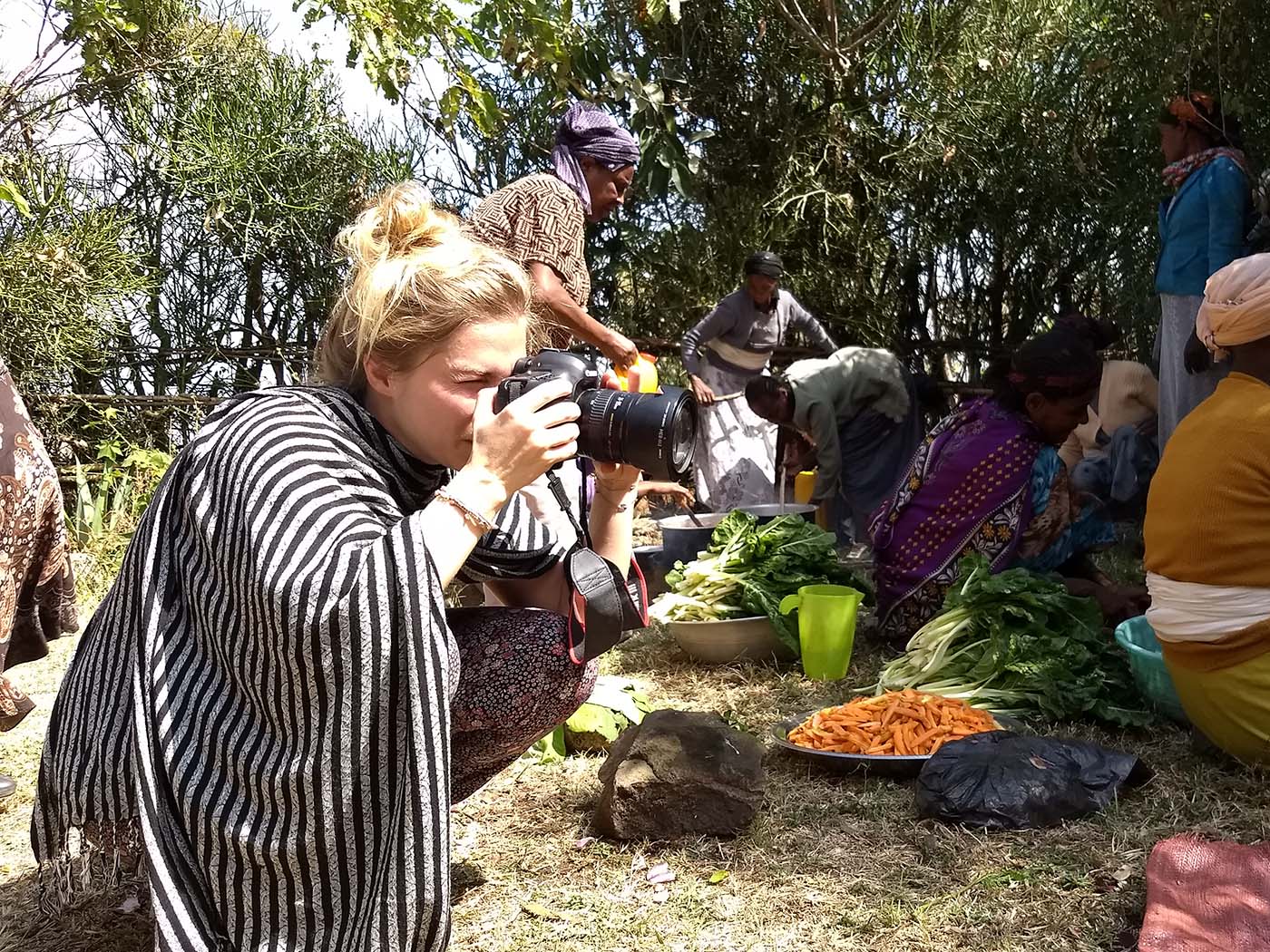Fotorafin mit Kamera in Äthiopien