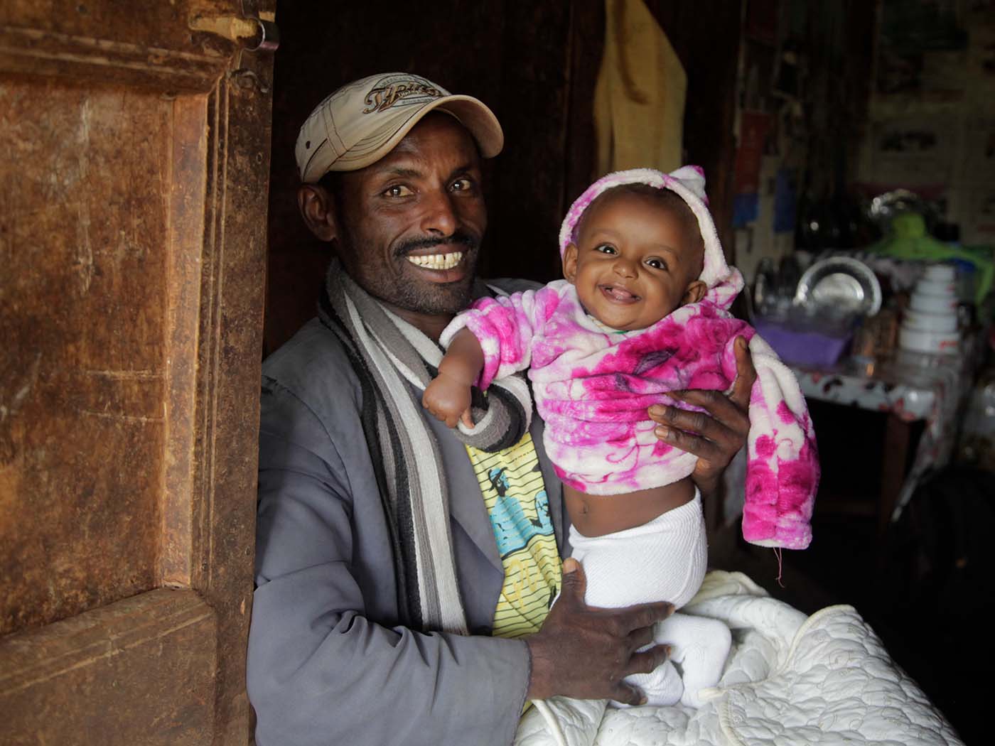 Ein äthiopischer Mann hält seine kleine Tochter am Arm