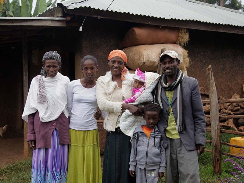 Eine äthiopische Familie steht vor ihrem Lehmhaus