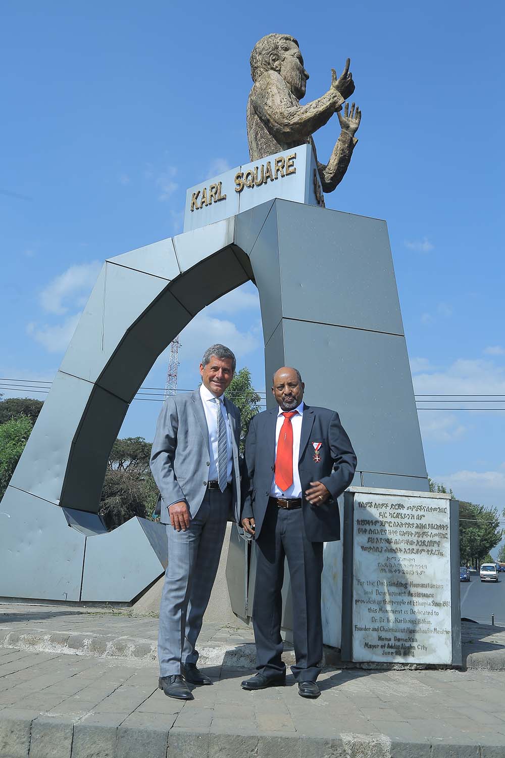 Roland Hauser und Berhanu Negussie am Karlsplatz in Addis Abeba