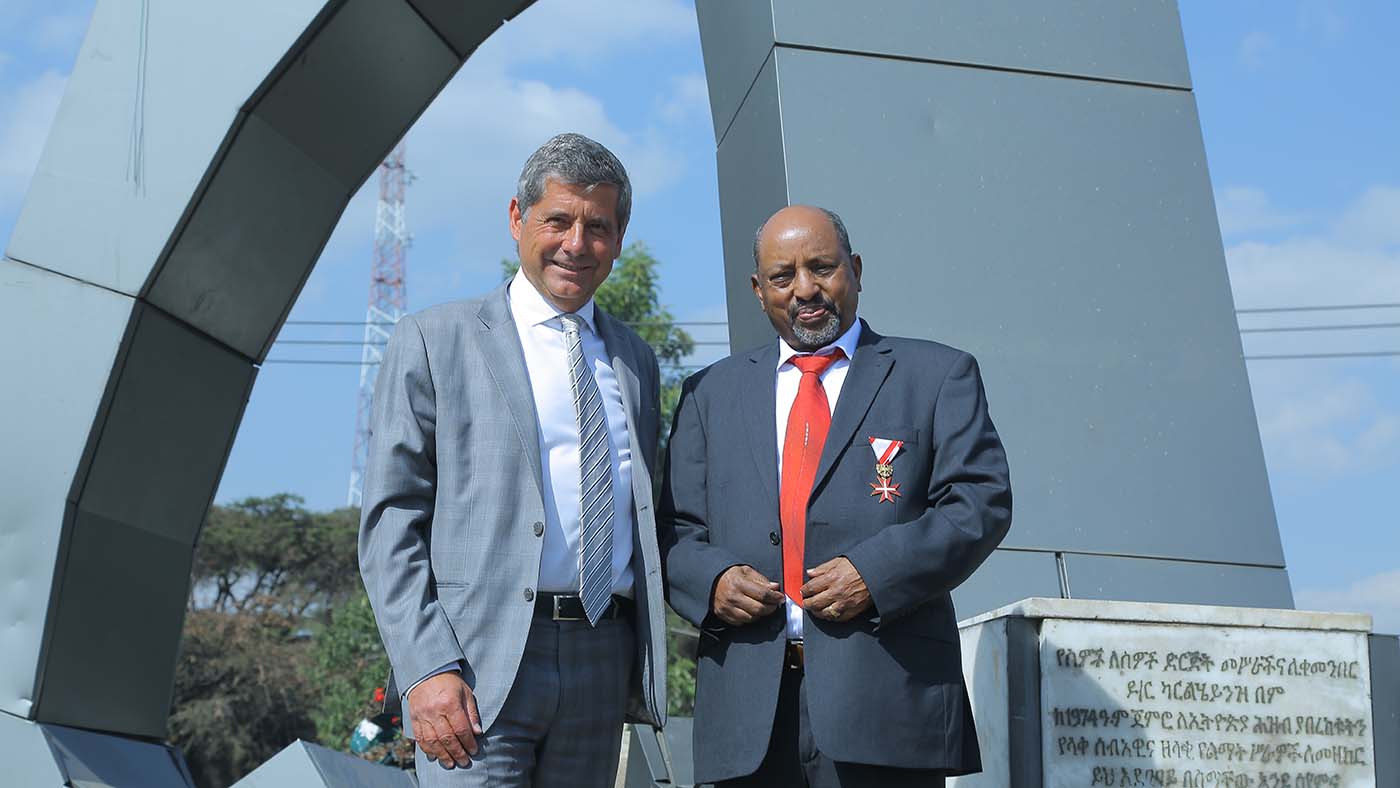 Roland Hauser und Berhanu Negussie am Karlsplatz in Addis Abeba