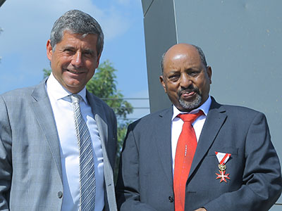 Roland Hauser und Berhanu Negussie am Karlsplatz in Addis Abeba