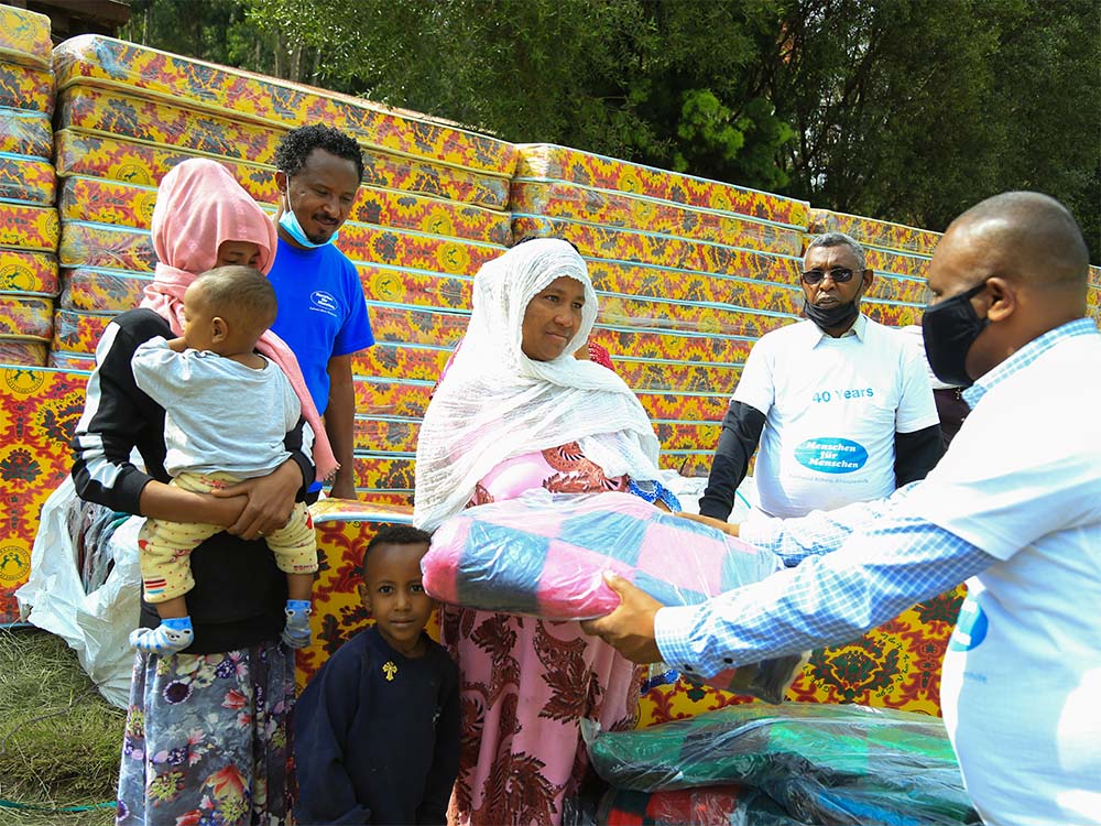 Eine Familie in Äthiopien erhält Matratzen und Decken im Rahmen der Nothilfe von menschen für Menschen