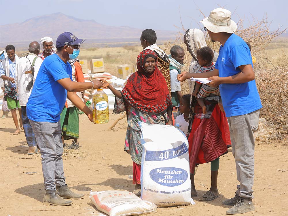 Eine Frau in Äthiopien erhält Nahrungsmittelhilfe in Säcken