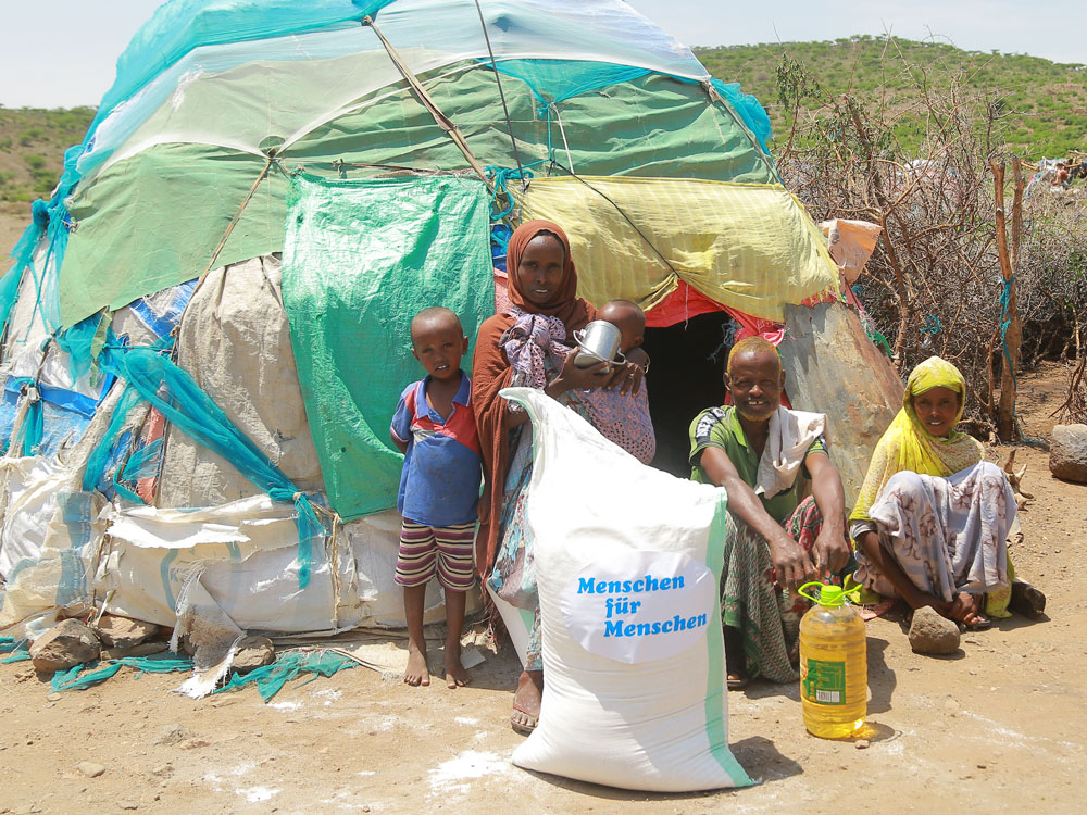 Familie in einem Flüchtlingslager in Äthiopien mit Nahrungsmittelhilfe