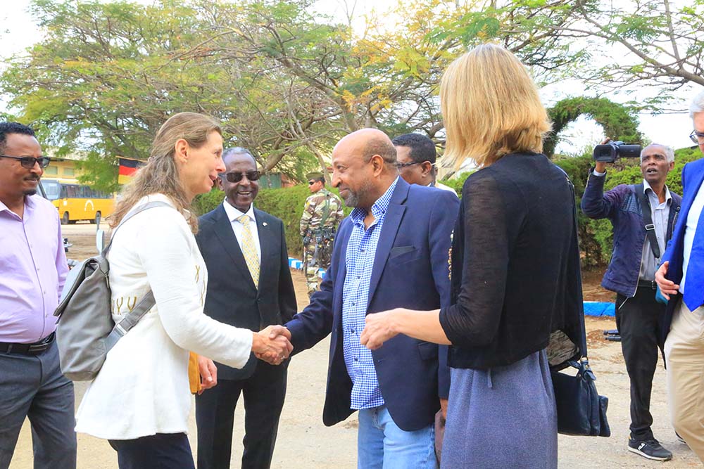 Dr. Simone Knapp, seit 2022 österreichische Botschafterin in Äthiopien im Bild mit Äthiopiens Bildungsminister Berhanu Nega.