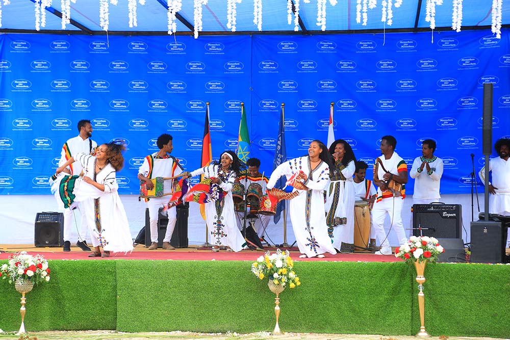 Musiker in Äthiopien auf Bühne von Feierlichkeit Menschen für Menschen