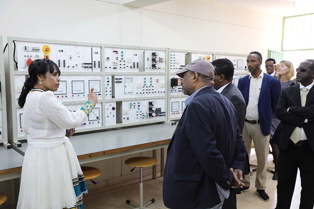 Hikma Tadesse, Leiterin der Elektronikabteilung im ATTC, gab den Gästen einen Einblick in die Ausbildungsinhalte. 