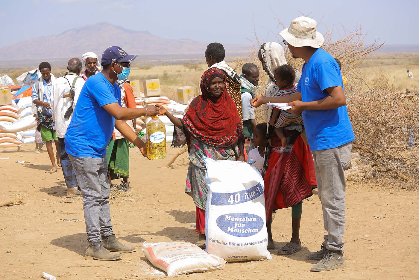 Frau mit Kindern erhält Nothilfe Nahrung von Menschen für Menschen in Äthiopien