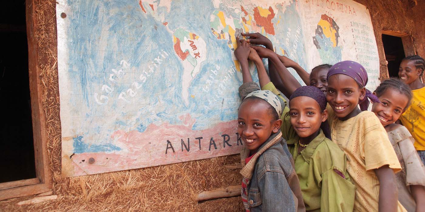 Äthiopische Kinder, die auf eine Landkarte zeigen