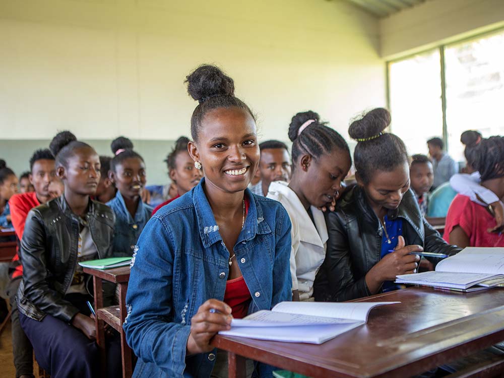 Eine Schülerin sitzt in einer äthiopischen Schule