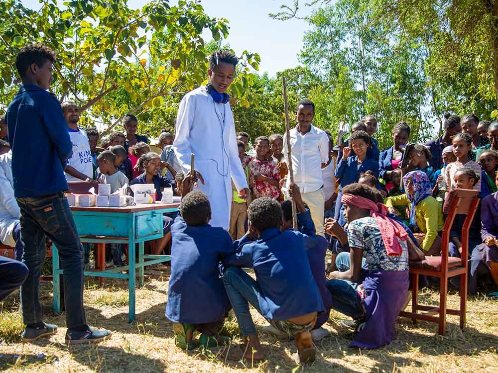 Kinder lernen spielerisch in Theaterstücken über Krankheiten wie HIV/AIDS oder die Augenkrankheit Trachom.