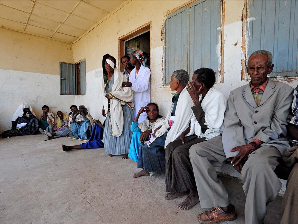Menschen in Äthiopien warten vor einer Gesundheitsstation auf ihre Behandlung.
