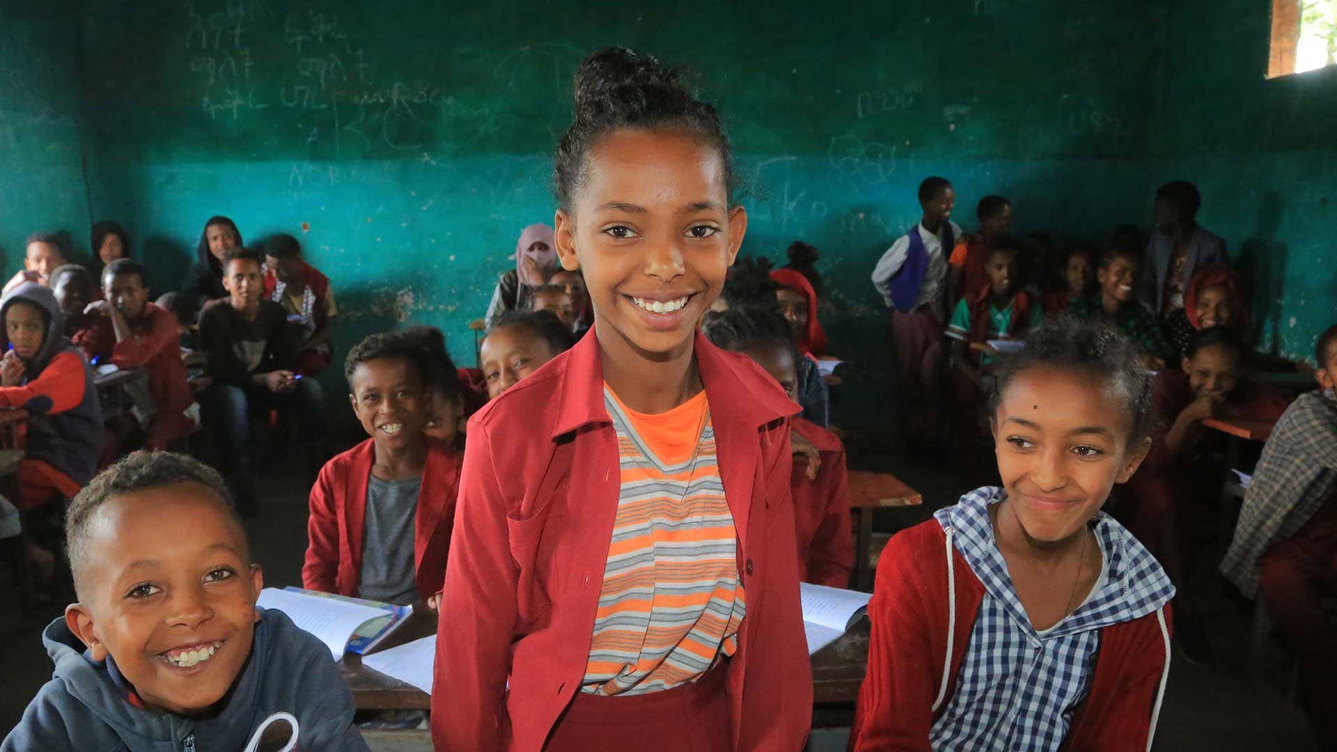 Bontu, ein äthiopisches Mädchen grinst in die Kamera