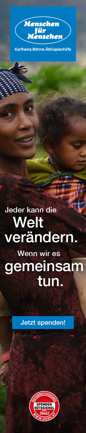 Skyscraper - Banner von Menschen für Menschen - eine Frau hält ihr Kind am Arm und pflückt einen Apfel