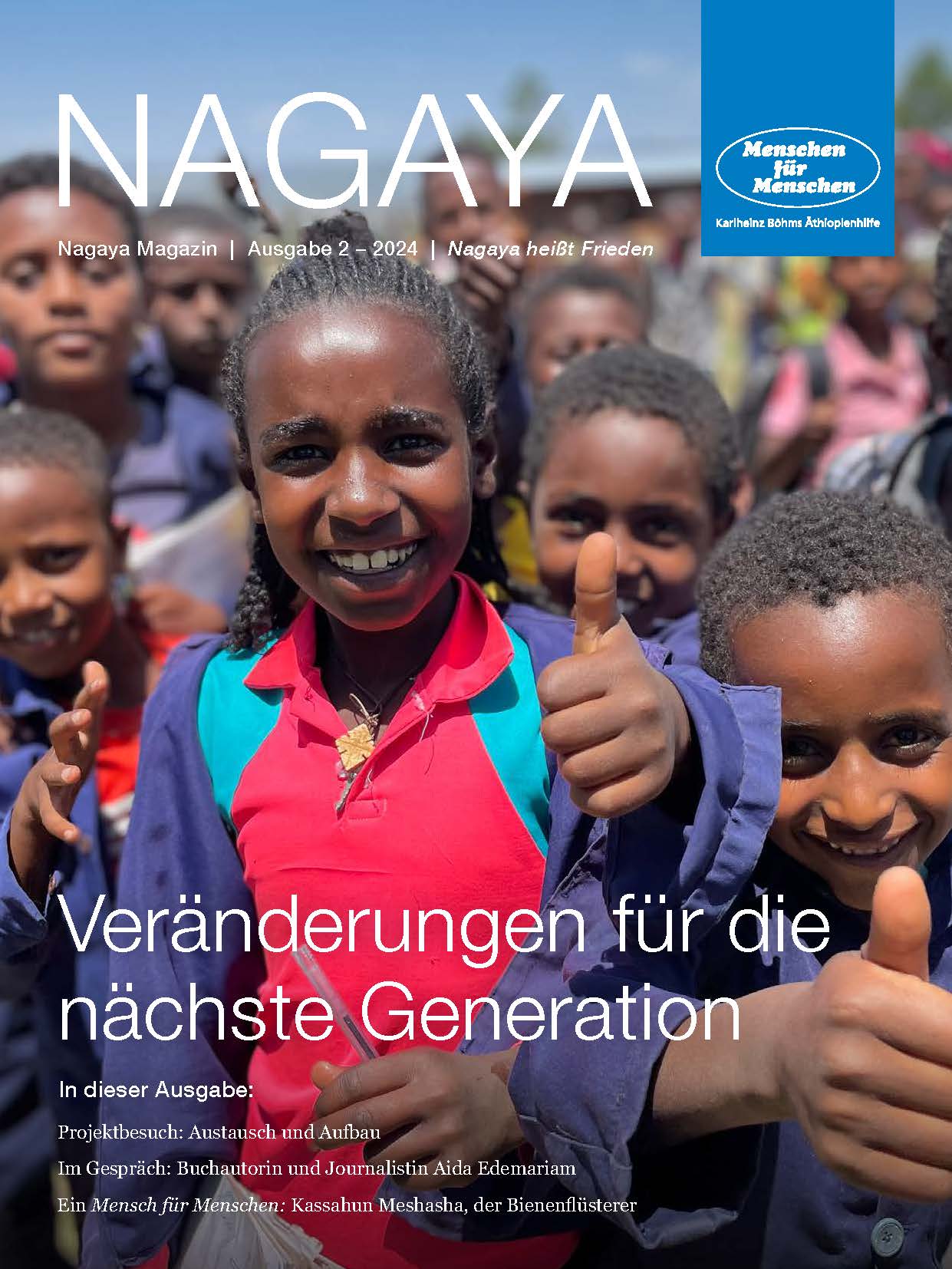 Titelseite des Nagaya-Magazins 2/2024, das eine Gruppe Kinder zeigt. Ein Mädchen im Vordergrund lächelt in die Kamera und hebt den Daumen nach oben