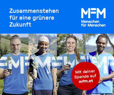 Vier Menschen aus unterschiedlichen Herkunftsländern stehen nebeneinander im Freien und halten junge Bäumchen in den Händen. Sie tragen blaue T-Shirts mit einem großen M