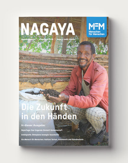 Cover des Nagaya Magazins 4/2025 zeigt einen Mann, der in seinen Händen Wurmkompost hält.